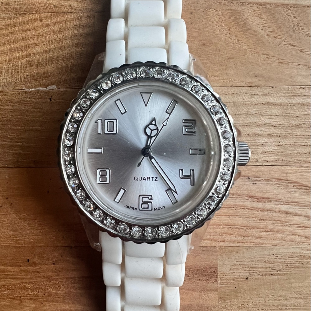 Unbranded ladies silver tone rhinestone fashion watch NEW BATTERY